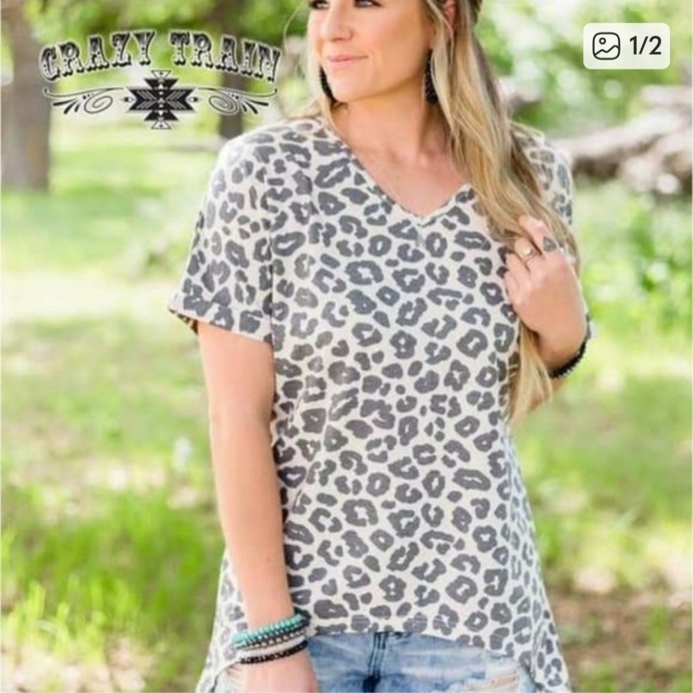 Crazy Train cream & black leopard print tunic v neck cuffed short sleeve Medium
